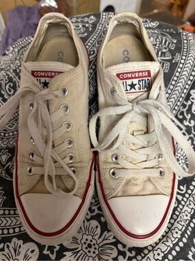 Pre loved,still got ALOT of miles left on em Converse "CHUCK TAYLORS"